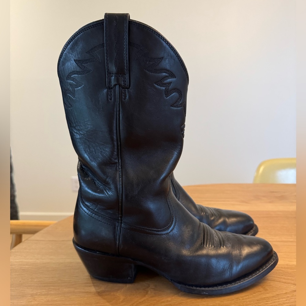 Like New Genuine Ariat Leather Western Boots Men’s size 8.5 in Black